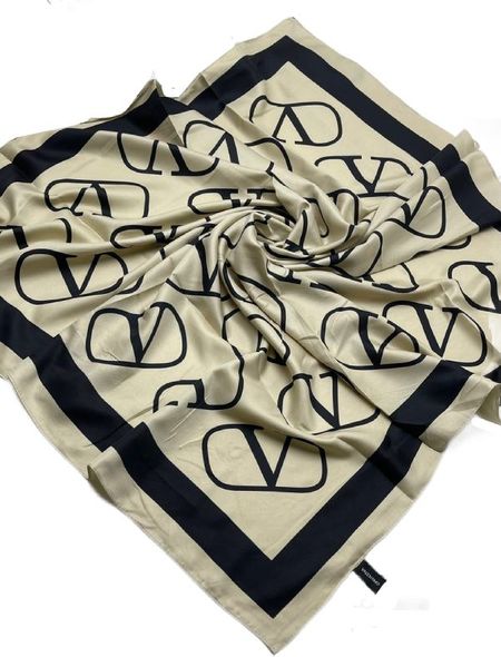 Женский платок шёлковый Valentino бежевый 241105