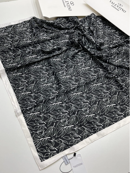 Женский платок шёлковый Valentino черный 131120