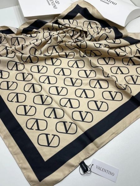 Женский платок шёлковый Valentino бежевый 11012337
