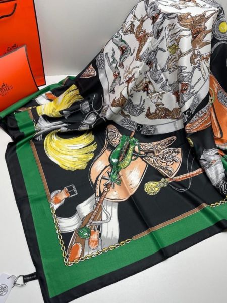 Платок шелковый HERMES 14112411черный с зеленым